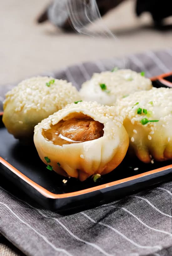 A2. 大份鲜肉生煎包/ Pan-Fried Pork Buns (6 Pcs)